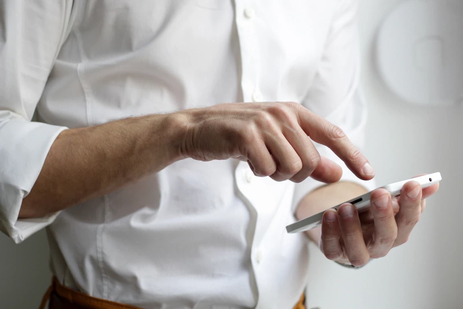 Person holding a smartphone while preparing a photo-assisted search